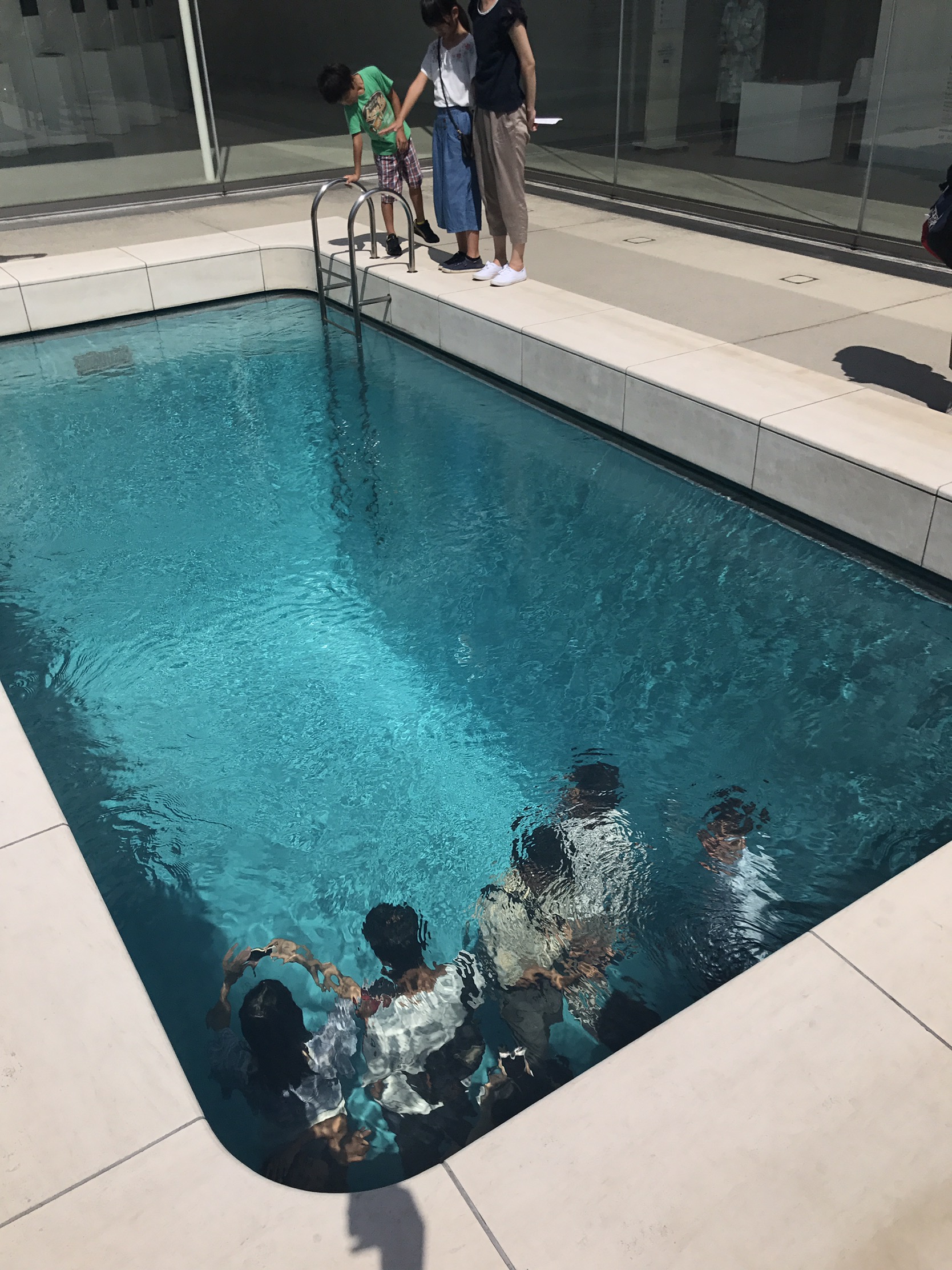 金沢21世紀美術館であの有名なスイミング プールを見よう Hymer Life